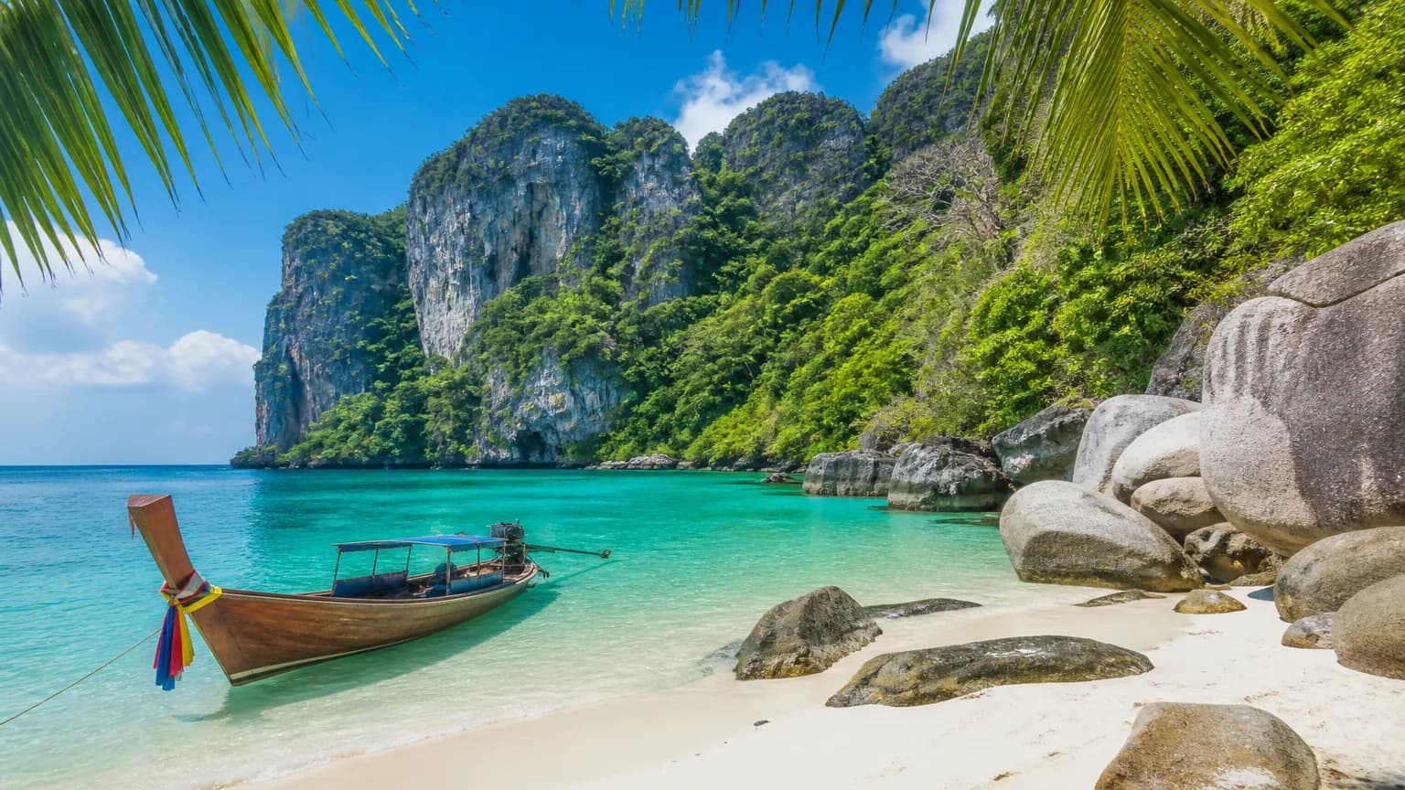 Stunning Beaches of Thailand — Turquoise lagoons and limestone karsts of the Andaman.